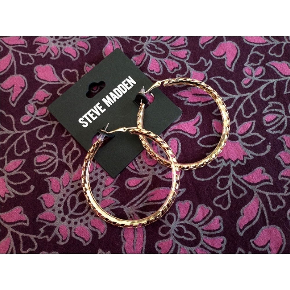 NWT! STEVE MADDEN Gold Textured Hoop Earrings - Picture 11 of 11